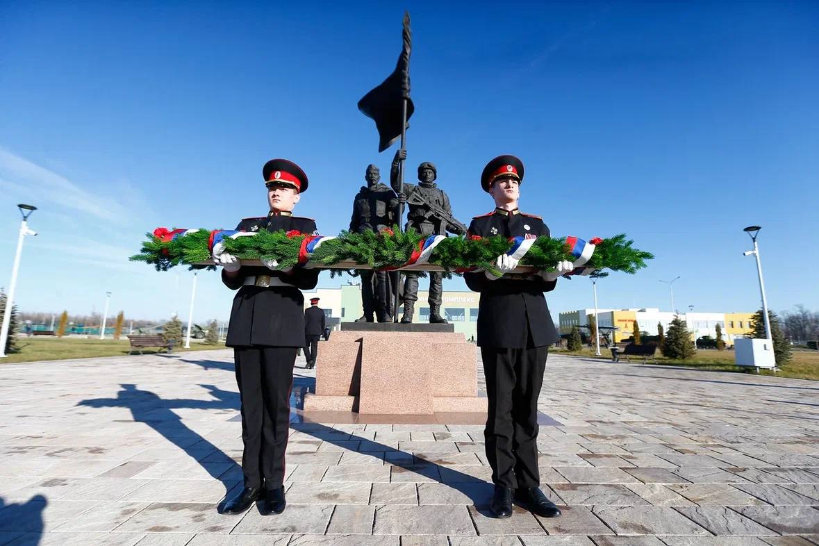 В Краснодарском крае на территории центра «Патриот» стартовала акция «100 дней до Великой Победы»  В рамках акции в военно-патриотическом центре в течение года будут проводить тематические мероприятия, встречи c ветеранами и участниками спецоперации. Педагоги расскажут курсантам об основных событиях и датах периода Великой Отечественной войны.  – В нынешний юбилейный год, когда вся страна отметит 80-летие Победы, мы преклоняемся перед великими и бесценными подвигами, совершенных советским народом во имя настоящего и будущего своих семей. Жители нашей страны самоотверженно вступали в схватку с врагом, каждый от мала до велика вносил свой вклад в общую Победу, – отметил вице-губернатор Краснодарского края Александр Власов.