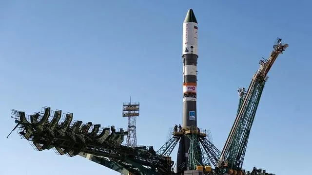 Роскосмос провел первые рекламные кампании на ракетах С начала 2026 года Роскосмос разместил шесть рекламных наклеек на ракетах космического назначения рассказал Ведомостям представитель этой госкорпорации Четыре из них интеграции банка ПСБ сети ресторанов Кофемания радиохолдинга Русская медиагруппа и Олимпийского комитета России Еще два размещения это социальная реклама которая представляла собой символику к 65 летию полета первого человека в космос Выручка госкорпорации от рекламы занимает небольшую долю в общем объеме ее доходов от коммерческой деятельности на уровне нескольких сотен миллионов рублей знает собеседник Ведомостей близкий к Роскосмосу Роскосмос Max Telegram Рассылка Приложение для iOS Android