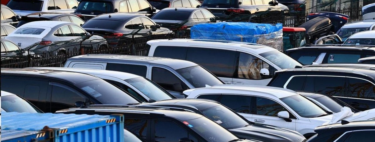 Цены на иномарки взлетели в разы с сегодняшнего дня в России вступил в силу новый порядок расчёта утильсбора и он резко ударил по стоимости автомобилей Теперь сбор зависит не только от объёма двигателя но и от мощности автомобили свыше 160 л с стали значительно дороже Под прицел попали массовые модели Kia Hyundai Toyota BMW Mercedes и многие китайские бренды Что изменилось на практике Toyota Camry 3 5 2 9 млн почти как сам автомобиль Kia K5 795 тыс BMW M5 4 млн Lixiang L9 сбор вырос с 3 4 тыс до почти 2 млн А это только начало с 1 января 2026 года утильсбор вырастет ещё на 25 а затем ежегодно на 10 20 К 2030 году за некоторые авто придётся доплатить свыше 10 млн