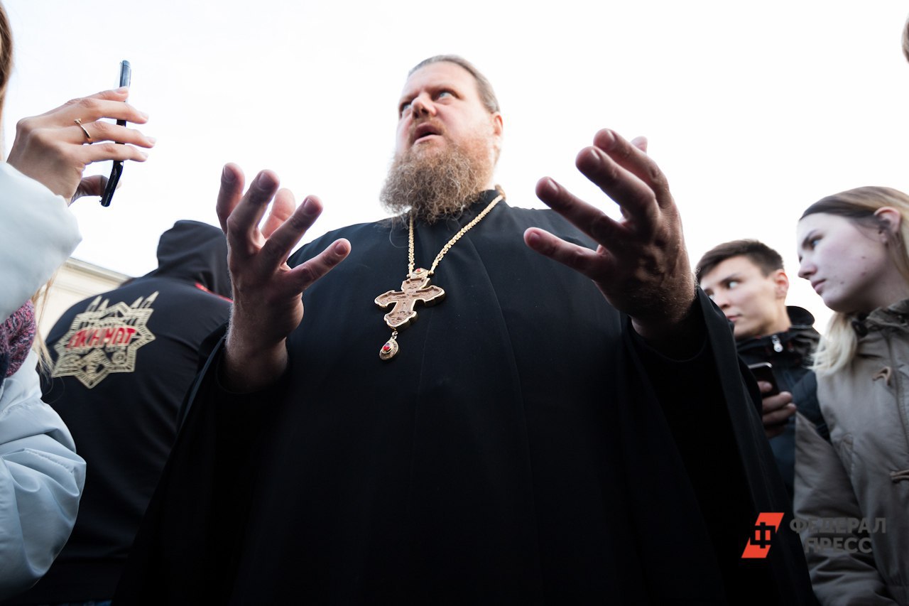 Екатеринбургский священник призвал Паслера разобраться с абортами Настоятель Храма на Крови и член общественной палаты Максим Миняйло призвал свердловского губернатора повлиять на ситуацию с абортами в регионе Об этом протоиерей написал в Telegram канале своего прихода Свердловская область к глубокой нашей горечи занимает второе после Москвы место в антирейтинге по количеству абортов Фактически два богатейших региона возглавили список смерти сокрушается отец Максим Священнослужитель считает что решение этого кризиса лежит в сфере нравственных и духовных ценностей а не только материальных Он обосновывает это тем что Свердловская область как и Москва очень богатый регион но не смотря на это женщины здесь все равно совершают детоубийства Протоиерей призывает Дениса Паслера использовать всю полноту своих властных полномочий и переломить ситуацию в пользу сохранения Жизни Глава региона может это сделать собрав вокруг себя всевозможных специалистов и эффективно организовать их работу Денис Паслер как и мы с вами живет здесь в Свердловской области Уверен он не меньше нашего озабочен этой проблемой и желает ее решить сказал Максим Миняйло По его словам именно это станет мерилом по которому будущие поколения оценят деятельность Паслера как управленца Настоятель крупнейшего храма на Урале добавил что его приход ведет активную работу по сохранению жизней еще не рожденных детей Храм на Крови работает с шести утра и почти до полуночи и все это время в нем готовы принять женщин раздумывающих о совершении аборта Храм готов оказать таким людям поддержку не только душевную но и материальную заявил священник Фото ФедералПресс Евгений Поторочин Уралити