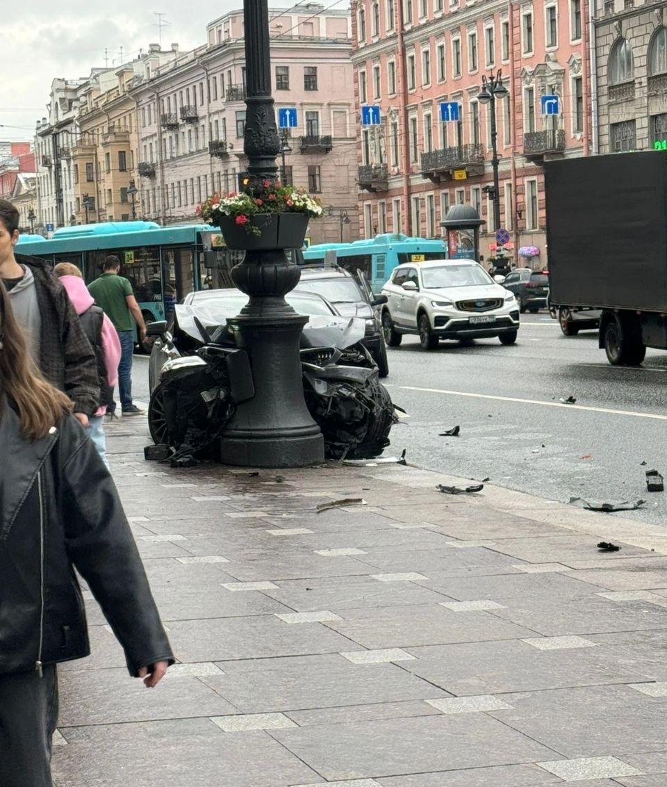 На Невском проспекте иномарка врезалась в столб — он спас пешеходов. У дома 55 на Невском проспекте легковой автомобиль влетел в столб. Благодаря этому никто из пешеходов не пострадал.