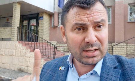 Центральная избирательная комиссия ЦИК постановила что партия Democrația Acasă Демократия дома должна в течение 24 часов откорректировать свой список кандидатов на парламентских выборах Причиной стало нарушение гендерной квоты после исключения двух женщин доля представительниц женского пола в списке оказалась ниже обязательного минимума в 40 Кроме того ЦИК вынесла предупреждения партии Democrația Acasă и Альянсу за объединение румын за несоблюдение отдельных требований законодательства Избирательная комиссия напомнила также что публикация опросов общественного мнения в день голосования до 21 00 строго запрещена В случае выполнения предписаний в установленные сроки партия Democrația Acasă сохранит возможность участвовать в парламентской кампании Парламентские выборы в Молдове назначены на 28 сентября 2025 года