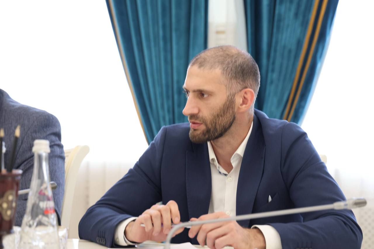 В Каспийске реализуются масштабные проекты комплексного развития территорий. На заседании Координационного совета при главе Дагестана по развитию агломераций начальник отдела строительства и архитектуры Каспийска Наби Амиров представил доклад о текущих и планируемых проектах комплексного развития территорий в рамках Махачкалинской агломерации. Ключевым проектом стало строительство современного гостиничного комплекса площадью 62 тысячи кв. метров на участке в 2 гектара. Десятиэтажное здание будет включать 222 номера, 121 парковочное место, прогулочные зоны, бассейн и необходимую инфраструктуру. Два других объекта – еще один гостиничный комплекс и многоквартирный дом – направлены на доработку и будут рассмотрены на следующем заседании совета. Особое внимание уделено перспективам прибрежных территорий. Руководство Каспийска предложило разработать отдельный мастер-план развития зоны у Каспийского моря на площади в 35 гектаров. Сергей Меликов напомнил о недавнем визите в город председателя попечительского совета ППК «Фонд развития территорий» Сергея Степашина, который проверил ход расселения граждан из аварийного жилья. Глава республики поручил держать реализацию данной программы на особом контроле и оперативно сообщать о любых проблемах в ее реализации. Все проекты реализуются исключительно через механизм комплексного развития территорий, что обеспечивает согласованное создание инфраструктуры и комфортной городской среды.