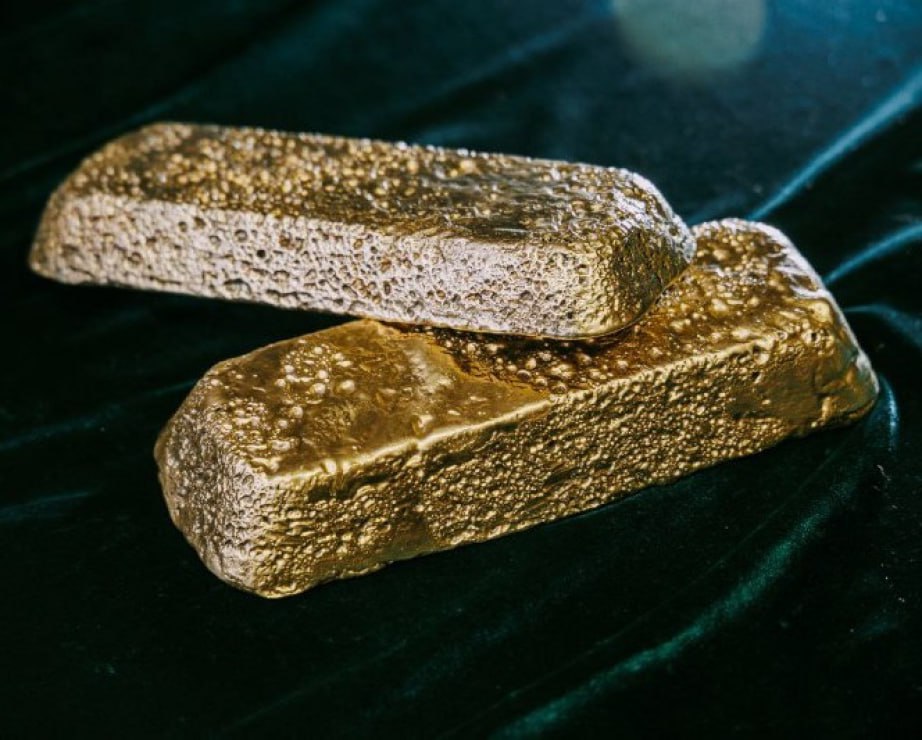 Итоги работы горнодобывающей отрасли за 10 месяцев подвели в Хабаровском крае С начала 2025 года в регионе добыто на 6 тонн больше золота чем в прошлом году за аналогичный период Значительно выросла добыча олова и меди в концентратах На фоне развития отрасли главной задачей является формирование эффективной системы воспроизводства минерально сырьевой базы И благодаря поддержке губернатора Дмитрия Демешина данный вопрос уже получил продвижение на федеральном уровне Весь действующий добычной потенциал отрасли края в настоящее время составляет 52 предприятия 48 из них осуществляют добычу драгоценных металлов и 4 предприятия ведут добычу цветных металлов ХАБАРОВСКИЙ КРАЙ в МАХ