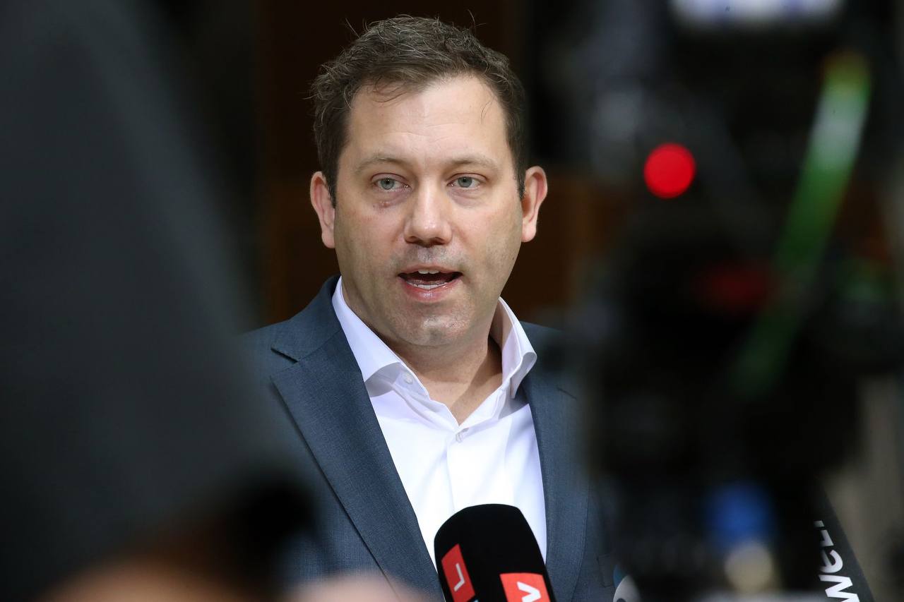 Берлин призвал Вашингтон к деэскалации торгового конфликта — Bild  Европейские лидеры стремятся к переговорам с США на фоне обострения торговых разногласий, но при этом готовы жёстко отстаивать свои позиции, сообщает Bild.  Министр финансов Германии Ларс Клингбайль заявил, что обсуждал ситуацию с американским коллегой Скоттом Бессентом. По его словам, «новые провокации не нужны — необходимы серьёзные переговоры». Он подчеркнул, что рост пошлин угрожает не только экономике ЕС, но и самой американской.  «Этот конфликт вредит всем и должен быть быстро остановлен», — отметил он, добавив, что Европа сохраняет единство и «полна решимости защищать свои интересы».