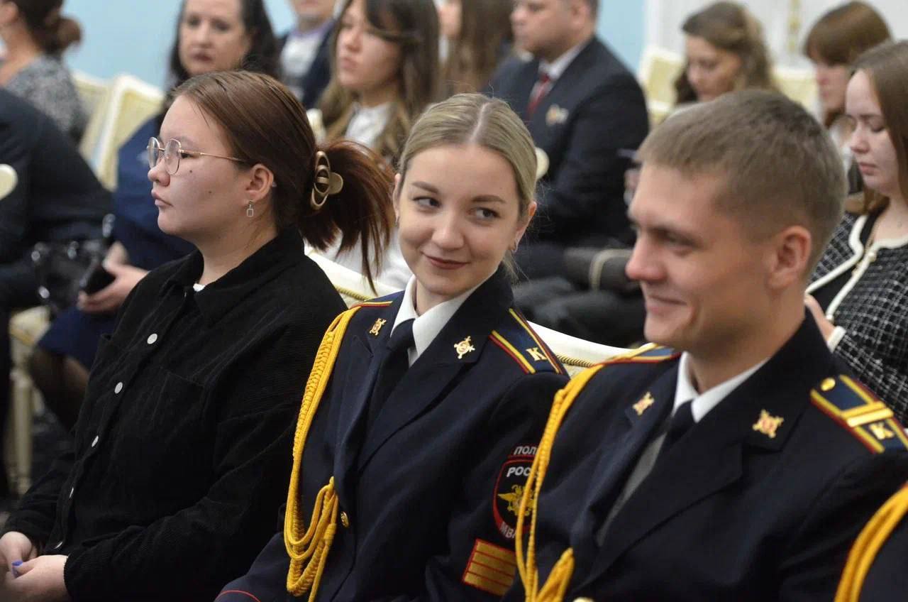 Виталий Хоценко наградил победителей VI конкурса «Губернаторские студенческие чтения»  Церемония награждения состоялась в зале торжественных приёмов Правительства Омской области. В конкурсе традиционно участвовали студенты вузов, интересующиеся проблемами противодействия коррупции. Руководитель региона отметил, что в этом году участниками конкурса «Губернаторские студенческие чтения» помимо омичей стали студенты вузов Новосибирской и Свердловской области. В рамках конкурса, на заочном этапе компетентное жюри отбирало лучшие работы, оценивая научную и обучающую составляющую материалов. На очном этапе проходила их публичная защита-представление.  Благодарственным письмом Губернатора Омской области за победу в VI Межрегиональном конкурсе студенческих научных работ награждены студенты ОмГУ  Магаммед Амиров и Даниил Донцов.