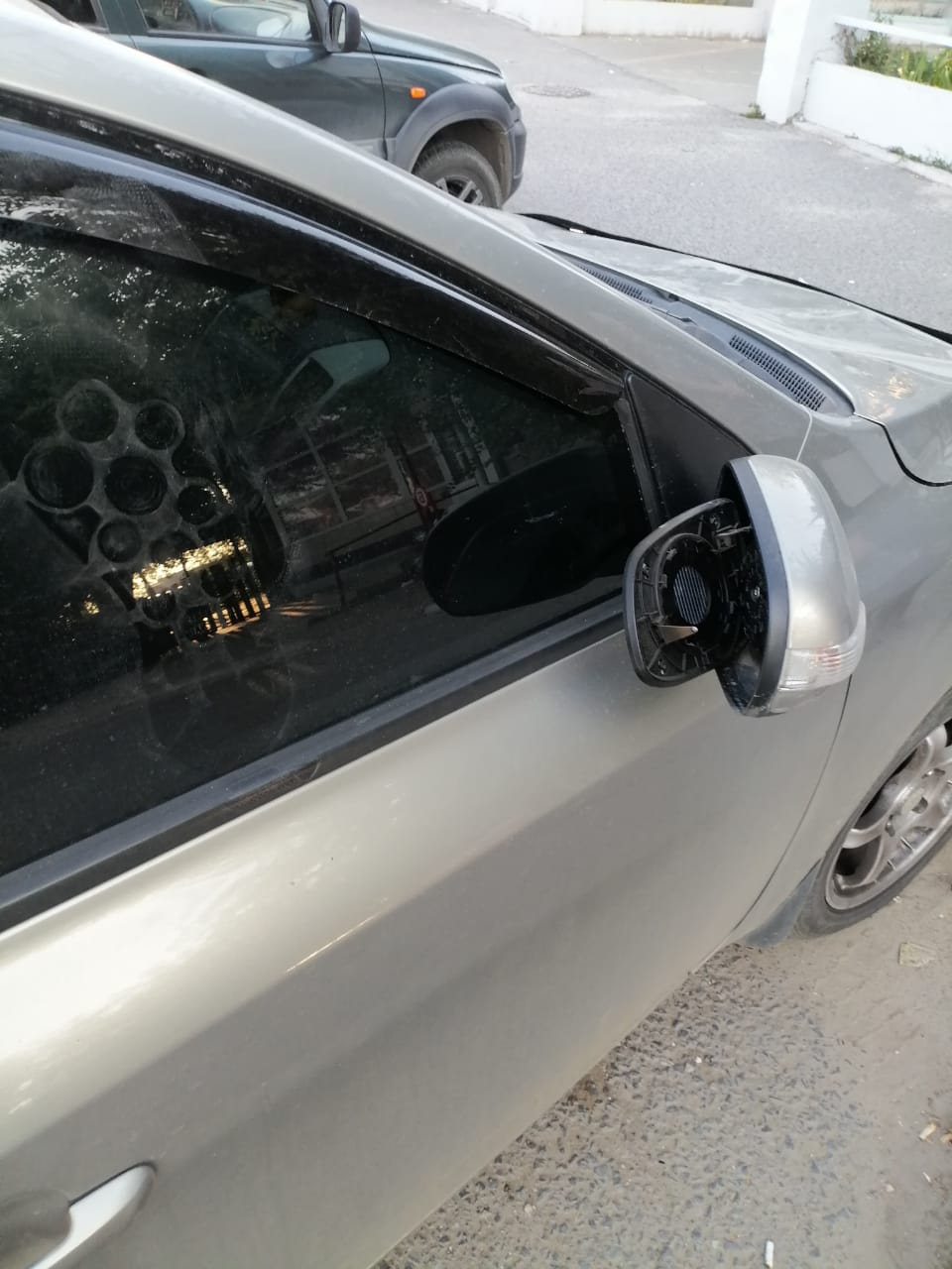 Припаркованная в Краснооктябрьском районе иномарка Kia попала под горячую руку и ногу неизвестного вандала. Акт неоправданной жестокости к корейскому автопрому по словам владельца автомобиля случился в ночь с 10 на 11 августа, напротив здания № 79Б по проспекту имени Ленина, где расположены кафе и алкомаркет. — В 5:00 мне поступает звонок о том, что машину разбили. На месте мне рассказали, что примерно в 1:30 поступил анонимный звонок, что какой-то неадекват прыгает по капоту автомобиля. Сам неизвестный подойти побоялся, а полиция приехала приблизительно в 3:00. Если оценивать внешне, тут ущерба тысяч на 200. Никаких врагов и недоброжелателей у меня нет, я ни с кем не ругался. Мне сообщили, что в тот день футбольный матч проходил и это мог быть какой-то из «поддатых» фанатов, потому что в трезвом состоянии нормальный человек такого не вытворит. При этом записи с камер, как сообщили мужчине полицейские, получить с алкомаркета не удалось — в этот момент они были выключены.