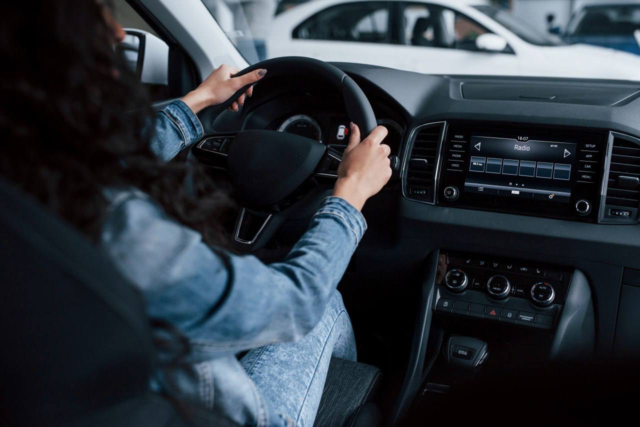 Стоимость обслуживания авто увеличилась в среднем на треть ℹ В среднем стоимость регулировки схода-развала колес увеличилась на 45%, до 2,4 тысяч рублей. ℹ Шиномонтажа — на 16%, до 549 рублей, ℹ мойки легковой машины — на 25%, до 796 рублей. Эксперты связывают это с подорожанием запчастей и стоимостью оборудования, дефицитом кадров, а также в дополнительной налоговой нагрузкой. Ожидается сокращение числа СТО и частичное возвращение бизнеса к гаражному сервису.