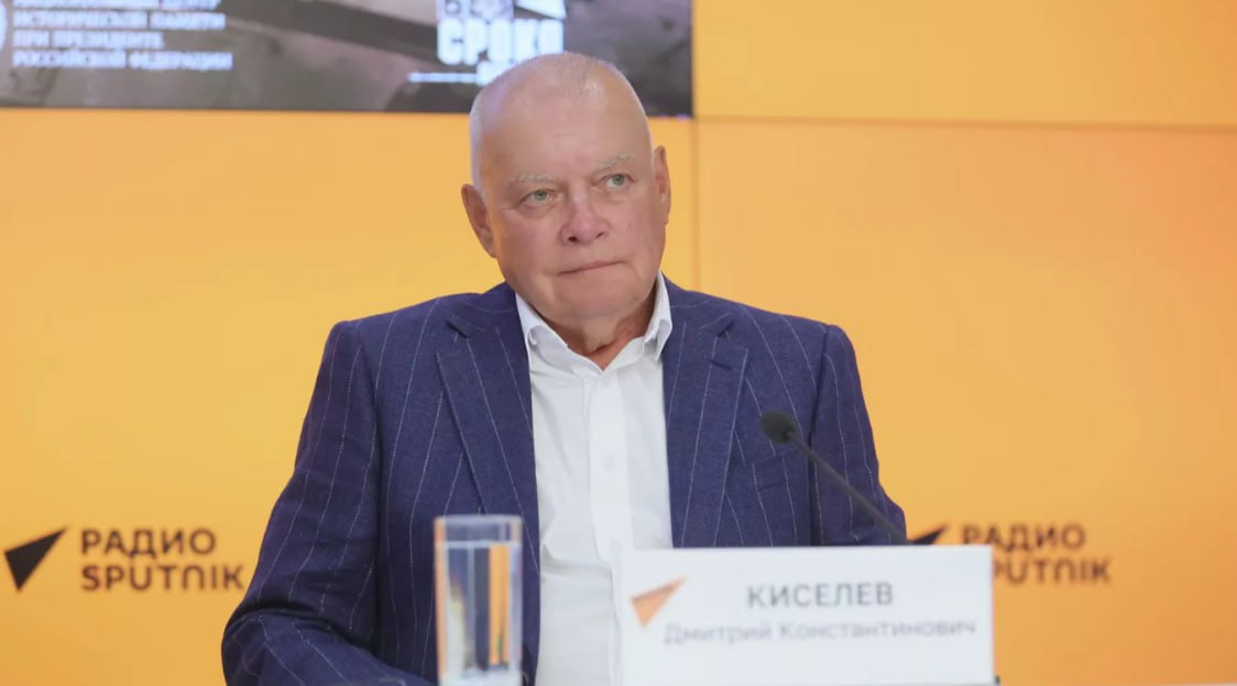 Гендиректор медиагруппы Россия сегодня Дмитрий Киселев призвал освободить задержанных сотрудников Sputnik Азербайджан Два месяца за решеткой в Азербайджане находятся наши коллеги и товарищи Игорь Картавых и Евгений Белоусов За все это время никакой реакции от тех кто намеренно использовал журналистов Sputnik Азербайджан для того чтобы спровоцировать серьезный кризис в отношениях двух союзнических стран и народов Лишать свободы журналистов к которым никогда не было никаких вопросов по их работе обвинять их сначала чуть ли не в шпионаже а потом резко менять суть беспочвенных обвинений на мошенничество действия которые никак не соответствуют цивилизованным нормам Мы вновь призываем к скорейшему освобождению наших сотрудников и предоставлению им возможности вернуться на Родину