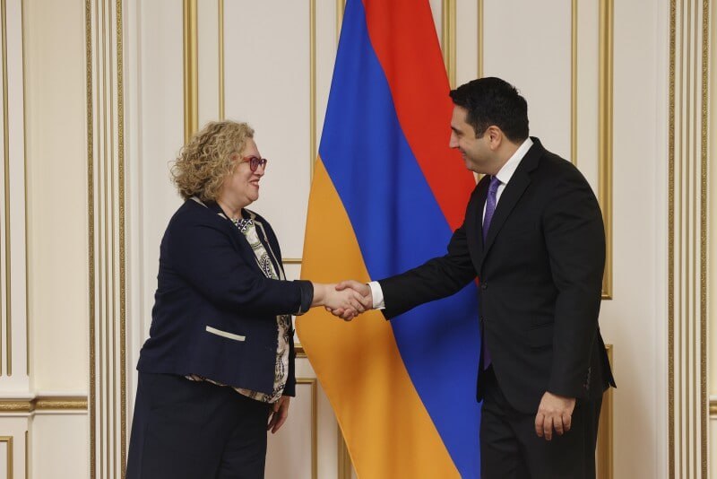 29 октября председатель Национального Собрания Армении Ален Симонян принял недавно назначенного чрезвычайного и полномочного посла Соединённого Королевства Великобритании и Северной Ирландии в Армении Александру Памелу Коул Поздравив посла с вступлением в должность Ален Симонян выразил надежду что она внесет свой вклад в развитие и углубление многогранных отношений между Арменией и Соединённым Королевством Собеседники обсудили вопросы связанные с развитием двусторонних отношений и межпарламентских связей а также региональные события и мирный процесс между Арменией и Азербайджаном