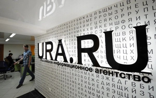 За обысками в URA.Ru и уголовным делом, возбужденным в отношении главы свердловской редакции Аллаярова, может стоять известная уральская пиарщица Аксана Панова. Источники ВЧК-ОГПУ сообщают, что использование силовиков против агентства — это первый этап плана по дестабилизации его работы. В дальнейшем Панова надеется вернуть контроль над медиаактивом, который потеряла в 2012 году, когда продала его бизнесменам Бикову и Боброву.