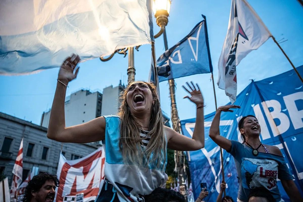 Аргентина разрешила получение гражданства за инвестиции. Президент Аргентины Хавьер Милей подписал указ об изменении закона о гражданстве, дающий возможность получить его за "значительные инвестиции". Соответствующий документ был опубликован в правительственном вестнике. Указ изменил статью действующего закона, заменив ряд пунктов на следующий текст: "Иностранцы, которые докажут Национальному миграционному управлению, вне зависимости от срока их проживания, что осуществили значительные инвестиции в страну". Решение о том, какие вложения в экономику страны будут считаться значительными, будет принимать министерство экономики страны. Для этого в рамках ведомства будет создано специальное агентство, в задачи которого будет входить рассмотрение инвестиционных программ, подходящих для получения гражданства. Б—Ж