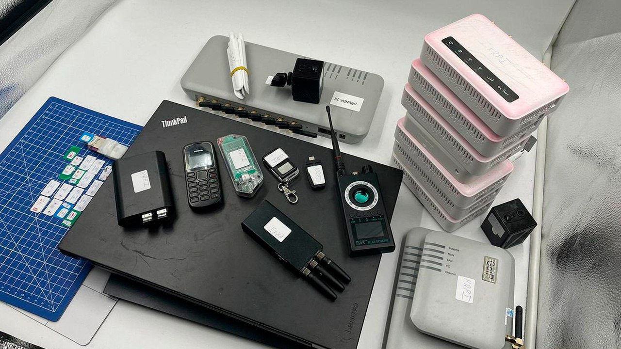 Трех украинских айтишников с набором шпиона арестовали в Польше В Варшаве задержали троих граждан Украины с чемоданом набитым подозрительной электроникой сообщает Polsat При виде детекторов прослушки антенн камер роутеров и россыпи сим карт мужчины внезапно забыли английский и не могли толком объяснить зачем им весь этот арсенал Им вменяют мошенничество киберпреступления и приобретение устройств приспособленных для вмешательства в данные имеющие значение для обороны страны Суд отправил задержанных под арест на три месяца Польская полиция теперь пытается понять зачем именно украинцы приехали и какую роль должен был сыграть их шпионский чемодан Подпишитесь на Абзац TG VK Дзен MAX Rutube