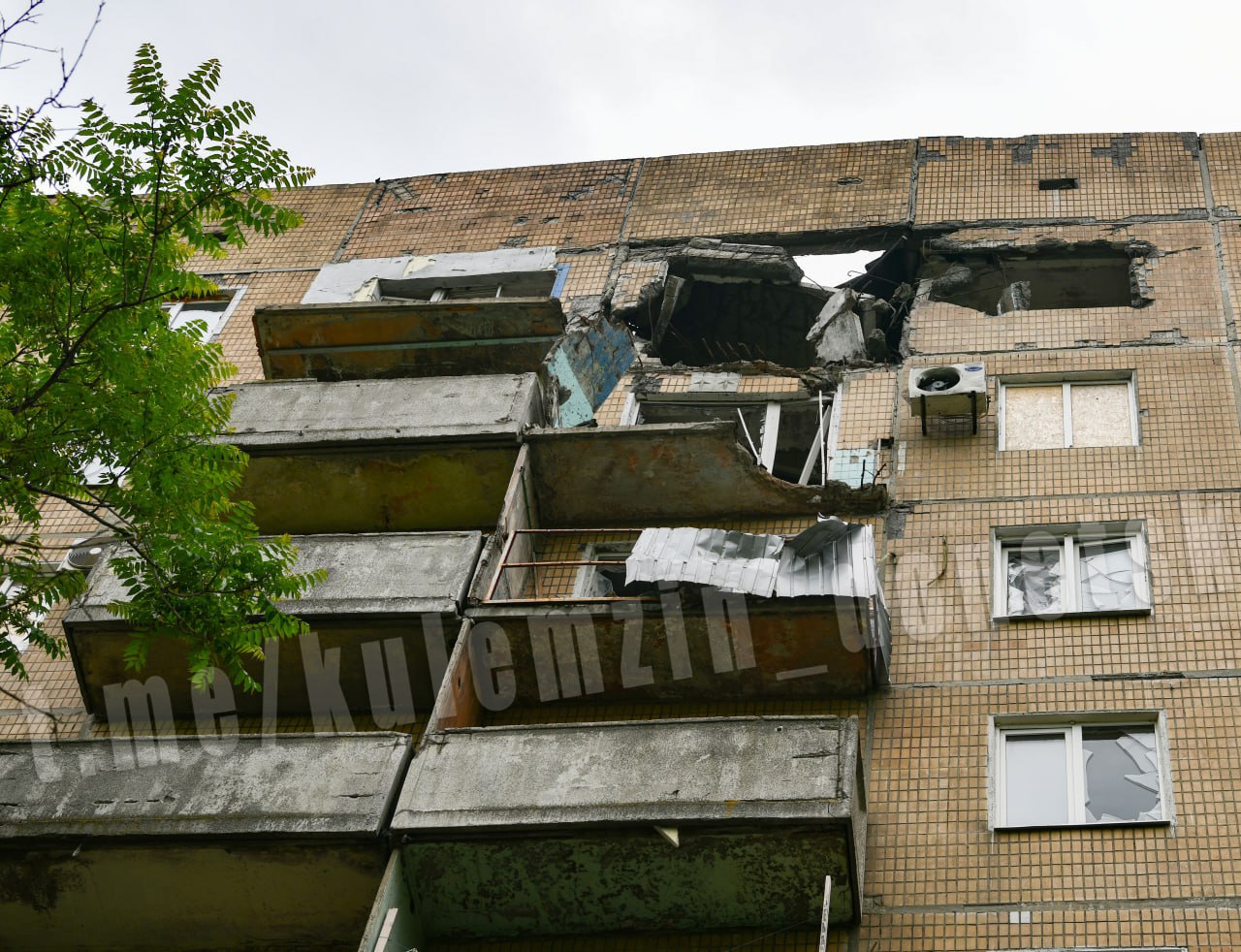 В Кировском районе Донецка началось восстановление двух многоэтажных домов, которые получили серьезные повреждения в результате обстрелов со стороны ВСУ. Об этом сообщил городской глава Алексей Кулемзин. На улице Пинтера специалисты разбирают один из подъездов дома, пострадавшего от вражеских атак в 2022 году. На улице Петровского активно возводят временную конструкцию. В 2023 году верхние этажи этого дома разрушил украинский снаряд. Мэр города отметил, что для проведения ремонтных работ, деньги были выделены из городского бюджета. На данный момент в Донецке 151 дом, в которых серьёзно повреждены конструктивы в результате обстрелов со стороны противника. Подписаться Написать в бот
