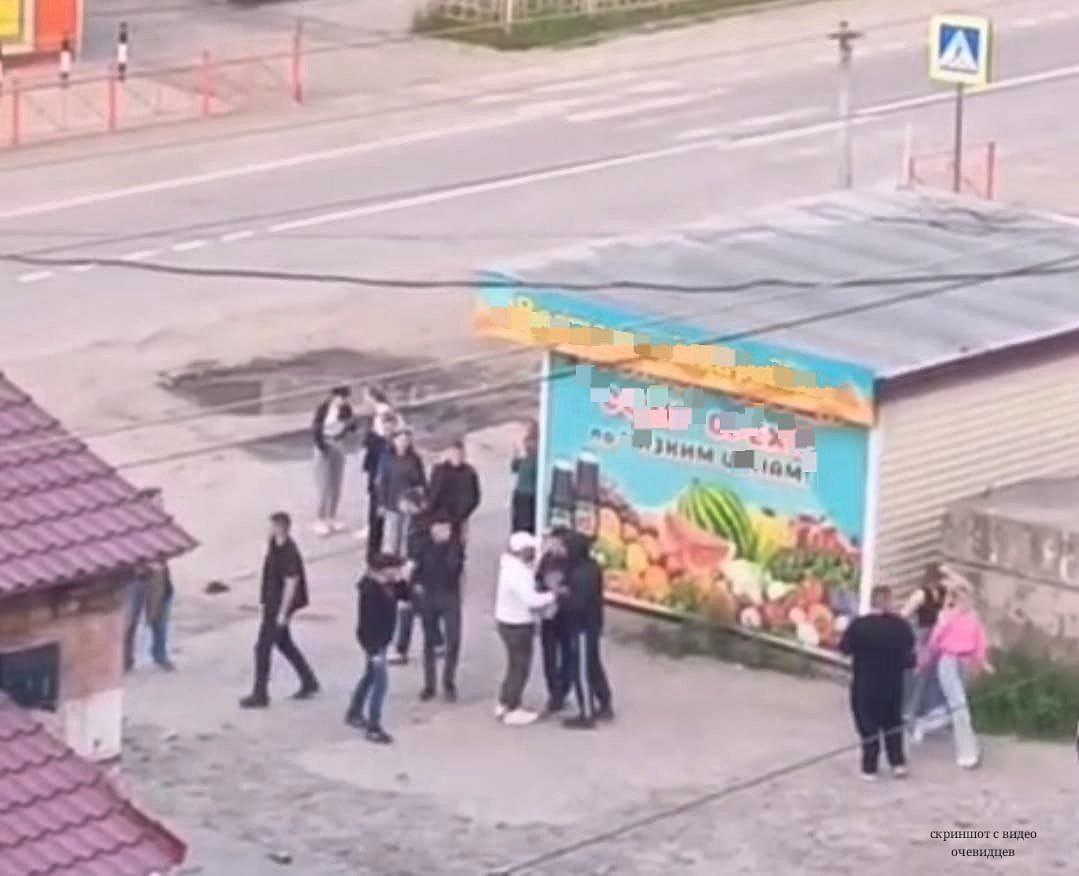 Стрельба по людям в Усть-Куте Житель Усть-Кута открыл стрельбу по людям у кафе на улице Речников в Усть-Куте около 4:00 21 июня. Ранения получили два человека. Сообщение о стрельбе поступило в полицию рано утром. Выяснилось, что у заведения повздорила пьяная компания. Мужчин 39 и 46 лет доставили в больницу с огнестрельным ранениями. Источник в правоохранительных органах сообщил, что потасовка произошла у кафе «Бессоница» по адресу улица Речников, участок 1. В пресс-службе СУ СКР по Иркутской области сообщили, что следователи возбудили уголовное дело о покушении на убийство двух или более лиц, совершенное общеопасным способом. На месте работают полицейские и следователи, которые разыскивают всех участников конфликта. Если вы что-либо знаете об этом происшествии, обратитесь в полицию по номерам: 8-395-655-01-43 или 02 с мобильного 102 .