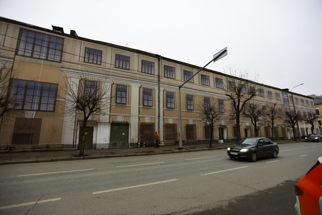 В Казани переосмыслят улицу Профсоюзную На ней планируют реорганизовать движение чтобы она стала более комфортной для пешеходов Об этом рассказал глава Вахитовского района Альберт Салихов Каким именно путём мы к этому придём сейчас как раз решаем Если у урбанистов и жителей есть предложения готовы их выслушать   Вечерка в MAX в Telegram