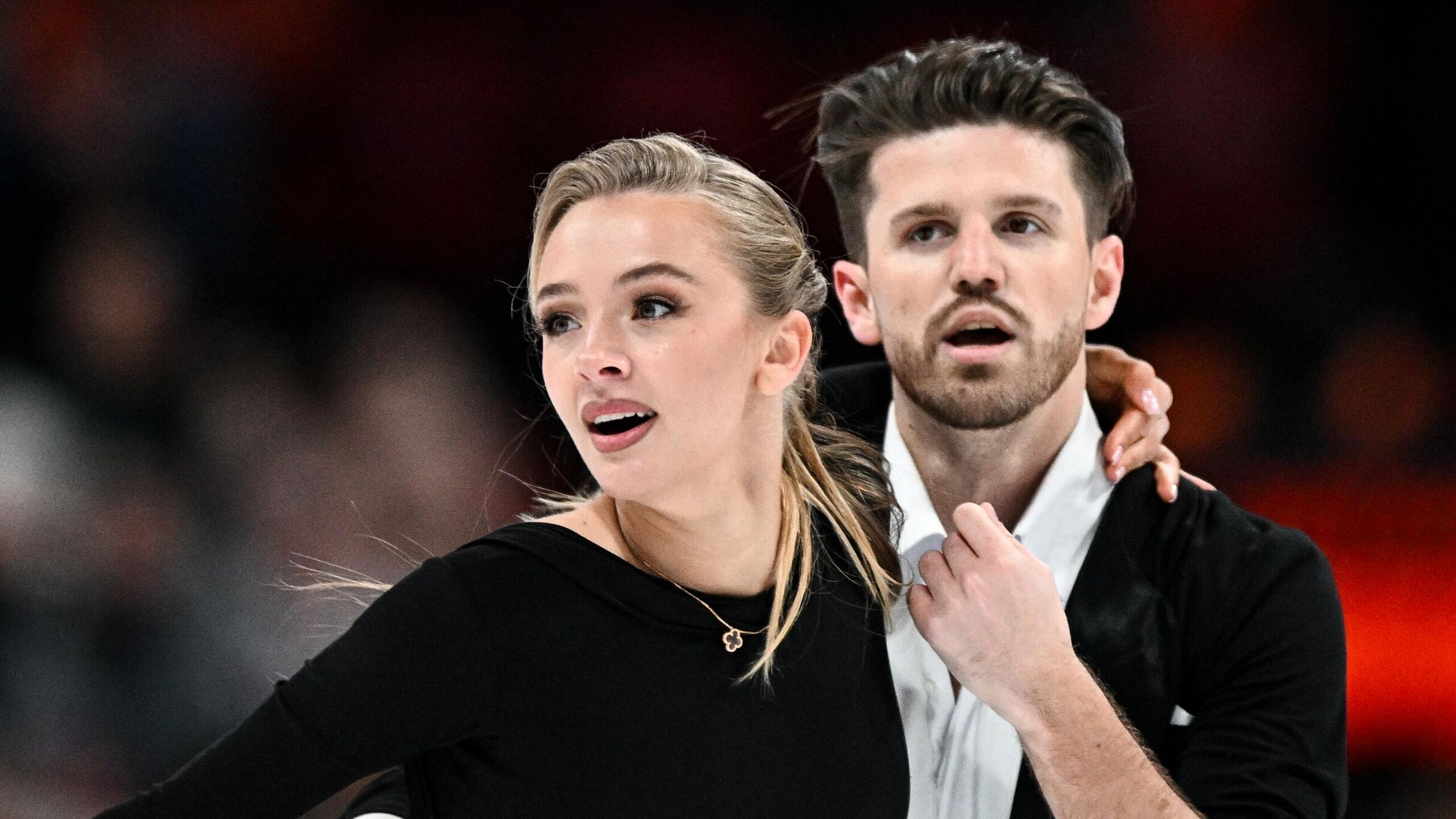 Фигурист Иван Букин выступающий в дуэте с Александрой Степановой заявил журналистам что организация на чемпионате России в Санкт Петербурге лучше чем на многих международных турнирах Степанова и Букин лидируют после ритм танца Действующие чемпионы России в танцах на льду получили за свой прокат 87 45 балла На второй позиции располагаются Василиса Кагановская и Максим Некрасов 84 82 балла третьими идут Екатерина Миронова и Евгений Устенко 80 22 Организация лучше чем бывает на международных стартах Мы давно не были там может все изменилось но наши этапы Гран при проходят на таких аренах которые нечасто встретишь на международном уровне сказал Букин Когда только приехали спросили Какой это вообще по счету чемпионат России 12 й Честно круто Спасибо большое болельщикам зрители на трибунах невероятные А 12 й 13 й раз по сути уже неважно Главное получаешь удовольствие добавил он Степанова отметила что чемпионат России всегда является нервным турниром