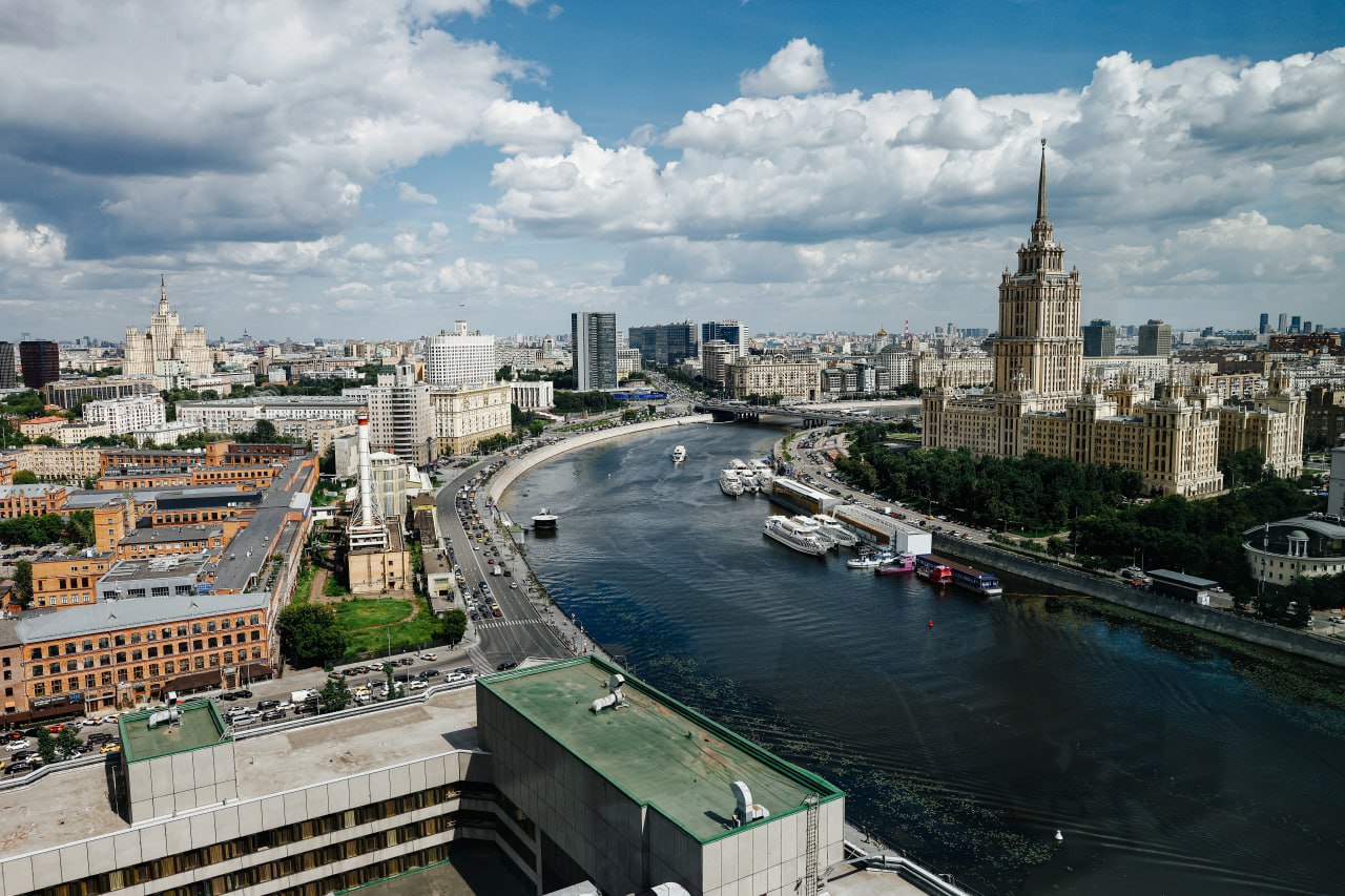 Москва догнала Сочи по ценам на элитное жилье   По итогам шести месяцев 2025 года средняя цена 1 кв. м в элитных новостройках Москвы составила 2,16 млн руб. Точно такая же цена «квадрата» зафиксирована в Сочи. Оба города сравнялись по стоимости.   Это произошло впервые с 2019 года: шесть последних лет строящееся элитное жилье в Сочи было дороже московского. Об этом сообщили «РБК Недвижимости» в агентстве элитной недвижимости NF Group.  «Сегодня Сочи постепенно уступает лидерство Москве по уровню цен, однако сохраняет свою устойчивость благодаря диверсифицированному спросу из разных регионов. И те девелоперы, которые учитывают все возрастающие требования покупателей к качеству объектов и заявленного продукта, по-прежнему чувствуют себя уверенно», — отметила директор департамента консалтинга и аналитики NF Group Ольга Широкова.  #город  Фото: Андрей Любимов / РБК   Читать РБК Недвижимость в Telegram