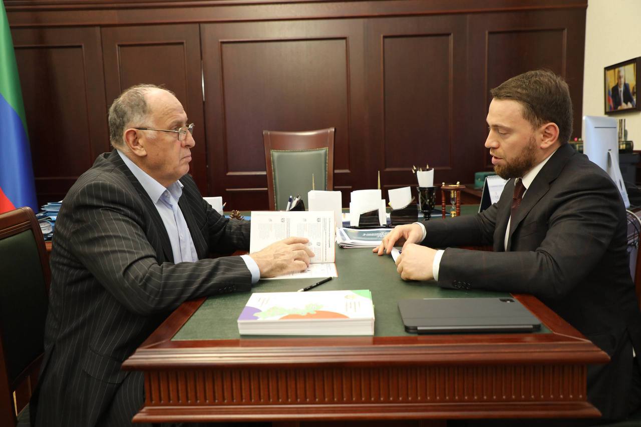 В Дагестане количество субъектов МСП выросло на 6 4 самозанятых на 12 3 Председатель Правительства Республики Дагестан Абдулмуслим Абдулмуслимов провел рабочую встречу с руководителем Агентства по предпринимательству и инвестициям Дагестана Хаджимурадом Исрапиловым Обсуждены вопросы касающиеся состояния дел в курируемой сфере за 10 месяцев 2025 года а также исполнения поручений Главы Дагестана Сергея Меликова Как доложил Хаджимурад Исрапилов в 2025 году Агентство было сосредоточено на реализации мер господдержки субъектов предпринимательской и инвестиционной деятельности сопровождении инвестпроектов совершенствовании нормативно правовой базы За 10 месяцев 2025 года основные показатели развития малого и среднего предпринимательства региона демонстрируют положительную динамику темпов роста на 6 4 или более чем на 3 8 тыс выросло количество субъектов МСП Всего зарегистрировано 64 1 тыс субъектов МСП юридических лиц и ИП на 12 3 выросло число самозанятых всего зарегистрировано более 337 7 тысяч человек на 3 4 тыс человек выросло число занятых в сфере МСП включая ИП На субсидирование МСП в этом году предусмотрено 44 25 млн рублей отобраны 33 заявки ряд предпринимателей уже получили средства Субсидируются затраты связанные с уплатой процентов по кредитам с уплатой первого взноса при заключении договора лизинга оборудования с участием в выставочно ярмарочных мероприятиях с деятельностью в сфере социального предпринимательства и с приобретением оборудования