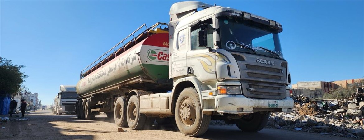 Большинство из 73 грузовиков с гуманитарной помощью, въехавших в Газу, подверглись грабежу и краже   В связи с проблемами безопасности, вызванными жестокими нападениями Израиля и политикой голодания в Газе, сообщается, что большинство грузовиков с гуманитарной помощью, доставленных в этот регион, были разграблены.  В заявлении пресс-службы палестинского правительства в Газе указано, что 2 августа в сектор Газа допущено только 73 грузовика с гуманитарной помощью:  «Большинство из 73 грузовиков с гуманитарной помощью, въехавших в Газу, подверглись грабежу и краже из-за систематического и преднамеренного голода и хаоса в сфере безопасности, вызванных оккупационными силами Израиля».  Для обеспечения минимального уровня здравоохранения, питания и услуг в секторе Газа, где Израиль проводит геноцид и вызывает разрушение инфраструктуры, ежедневно требуется не менее 600 грузовиков с гуманитарной помощью.  ↘  Подробнее на нашем сайте: v.aa.com.tr/3649318    24/7 в сутки с Агентством «Анадолу»