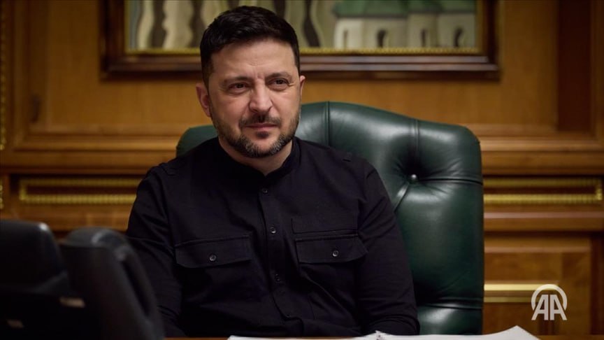 Президент Украины Владимир Зеленский провел телефонный разговор со спецпредставителем президента США Стивом Уиткоффом и зятем американского лидера Джаредом Кушнером Президент поблагодарил американских чиновников за конструктив интенсивную работу хорошие слова и поздравления украинцев с Рождеством Владимир Зеленский подчеркнул что работа для приближения завершения российско украинского конфликта продолжается круглосуточно Работаем действительно 24 7 чтобы приблизить завершение этой жестокой российской войны против Украины и сделать все документы и шаги реалистичными эффективными и надежными говорится в публикации Подробнее на нашем сайте v aa com tr 3781056 24 7 в сутки с Агентством Анадолу