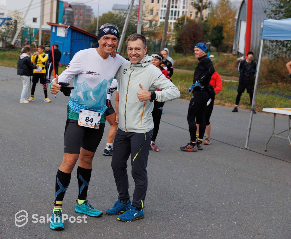 ‍ Не пешком, а бегом до пика Чехова: на Сахалине прошел второй чемпионат области по скайраннингу  Островитяне стартовали от горы Парковой, бежали до подножия и далее до пика Чехова, а финишировали на лыжероллерной трассе.  Результаты можно увидеть по ссылке -    Фотографии -         Скачай приложение SakhPost