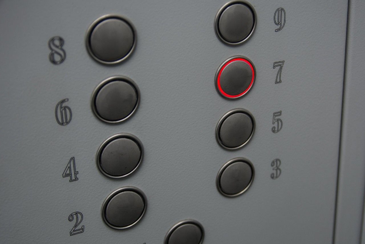 Сосед избил девушку до сотрясения мозга во Владивостоке из за лифта В подъезде жилого дома на проспекте Красного Знамени произошел конфликт между соседями Мужчине не понравилось что девушка вызвала второй лифт после чего он нанес ей удары по лицу и голове Пострадавшая получила ушиб затылочной области и сотрясение головного мозга Она обратилась в полицию где проводится проверка по факту нападения Deitaru