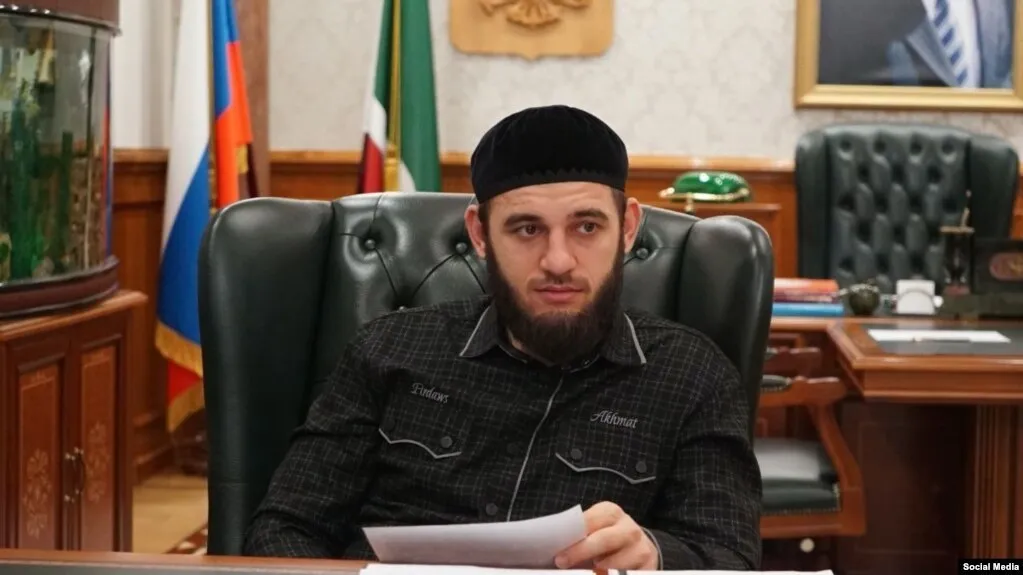 Власти Сербии отменили предоставление гражданства племяннику Кадырова Об этом сообщило местное издание Nedeljnik Решение обосновали ссылкой на статью закона в которой идет речь о возможной угрозе общественной безопасности Ранее сообщалось что премьер министр страны Джуро Мацут подписал документ о предоставлении Якубe Закриеву гражданства Сербии в интересах республики Закриев сын старшей сестры Рамзана Кадырова В 27 лет его назначили мэром Грозного тогда он стал одним из самых молодых градоначальников в России После этого он стал заместителем главы правительства и министром сельского хозяйства Чечни В июле 2023 года стало известно что Закриева назначили главой российского подразделения Danone Задонатить через бота Patreon