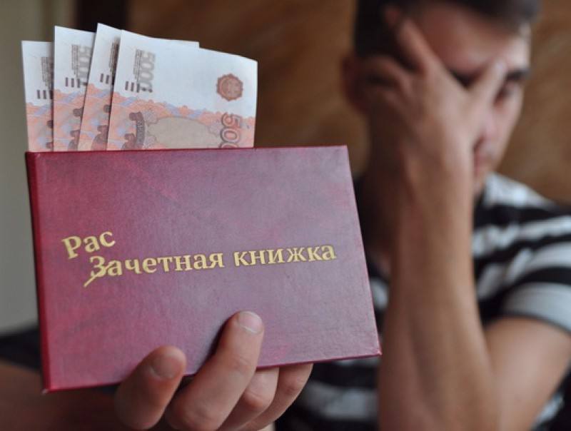  Томич попытался дать взятку в 50 тыс руб ради получения диплома вуза В Томске будут судить студента-заочника за попытку дать взятку преподавателю университета. Молодой человек хотел с помощью денег получить диплом Санкт-Петербургского вуза. Студент-заочник одного из высших учебных заведений северной столицы договорился с посредником о передаче преподавателю 50 тысяч рублей. Взамен парень рассчитывал успешно пройти итоговую аттестацию и получить диплом. Однако педагог, принявший деньги, не мог повлиять на результаты экзамена — у него не было достаточных полномочий. Преподаватель ввел посредника в заблуждение относительно своих возможностей. План томича добиться за счет взятки получения диплома так и не дошел до завершения. Возбуждено уголовное дело.