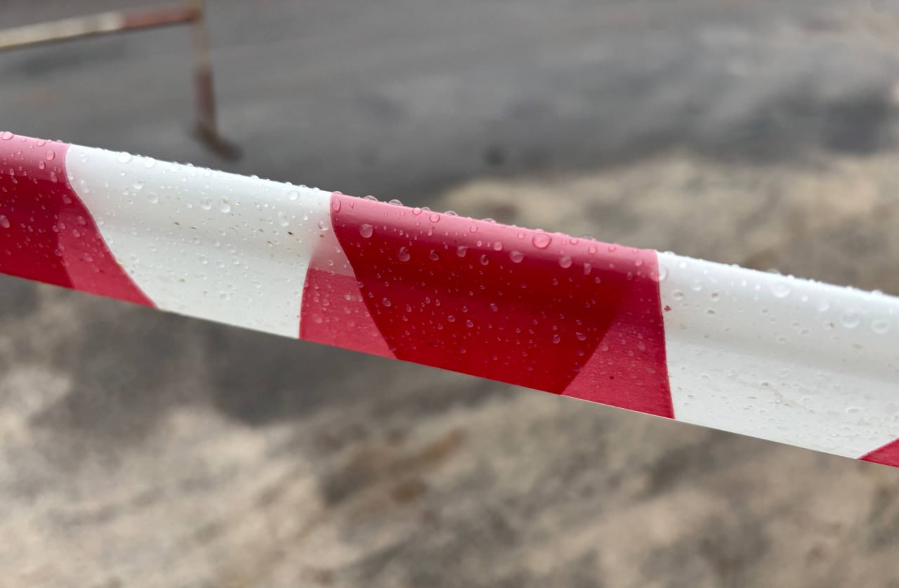 На ремонт пострадавшего при атаке ВСУ дома в Воронеже уйдёт около месяца Восстановительные работы проведут в одном из подъездов получившем серьёзные повреждения Его жителей расселят в ПВР и предложат им маневренный фонд Во втором подъезде специалисты проверяют подачу света и тепла В случае отсутствия нарушений в работе жильцы вернутся в квартиры уже сегодня Сейчас помещения находятся под охраной войти в них можно только в сопровождении полиции vrn aif ru incidents details na remont povrezhdyonnogo pri atake vsu doma v voronezhe uydyot mesyac aifvrn