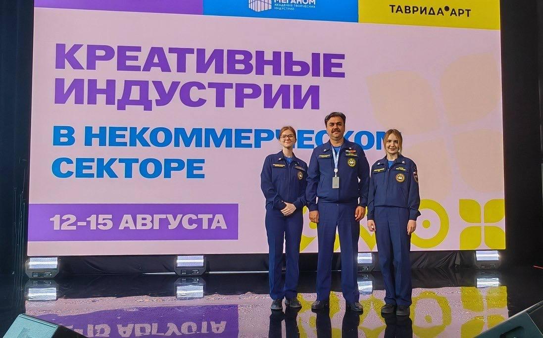 Добровольцы ВСКС приняли участие в Академии Меганом на фестивале Таврида АРТ С 12 по 15 августа добровольцы ВСКС из Московского и Херсонского региональных отделений стали участниками масштабного слёта на территории фестиваля Таврида АРТ в Судаке Мероприятие проходило на площадке Академии Меганом посвящённой Креативным индустриям в некоммерческом секторе Здесь кипела настоящая работа Участники активно обменивались опытом и идеями с коллегами со всей страны обсуждая развитие добровольческих организаций в своих регионах Эксперты Росмолодёжи поделились с участниками ценными знаниями и вдохновили их на решение новых задач и совместную творческую работу Таврида АРТ стала прекрасной площадкой для нетворкинга и обмена идеями Добровольцы ВСКС вернулись домой с новыми замыслами и мощной мотивацией для развития своих региональных отделений Ну а тёплое море и крымское солнце добавили участникам позитивных эмоций и энергии для будущих свершений Молодежь