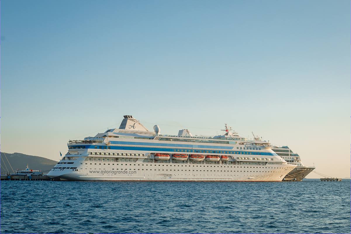 Круизный лайнер Astoria Grande из Сочи не может зайти в порт Стамбула Судно не получило разрешение на швартовку которая должна была случиться сегодня в 10 00 говорят пассажиры На борту находятся 600 человек Если лайнер не впустят в порт он вернется в Сочи Обновлено В справочной лайнера журналистам Кубань 24 сообщили что ничего не знают о событиях в Стамбуле Кубань 24 в MAX