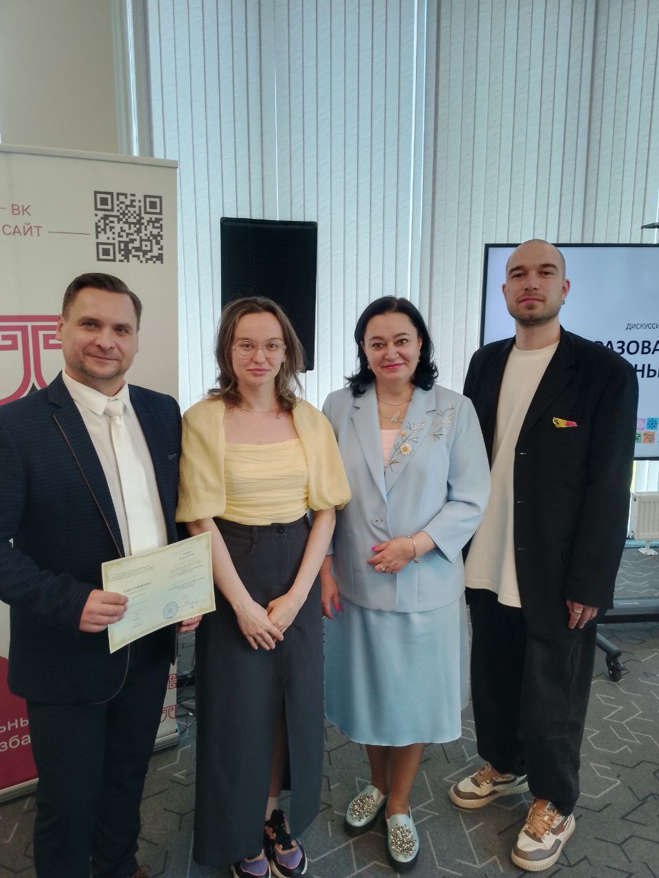 Специалисты первой Школы креативных индустрий в Тамбове прошли программу повышения квалификации в Кемеровском государственном институте культуры. Двухнедельное обучение было посвящено организационным основам создания школ креативных индустрий в регионах России.    ‍  Участниками программы стали директор школы креативных индустрий Тамбова Игорь Тишкин и преподаватель Олег Шумилин. Обучение дало возможность приобрести важные знания и компетенции, необходимые для  развития креативных направлений в городе.      Напомним, Тамбов стал победителем конкурсного отбора по предоставлению субсидий на создание школ креативных индустрий. Он проходил в рамках федерального проекта «Все лучшее детям» национального проекта «Молодежь и дети».    Школа расположится в Детско-юношеского центре в Радужном. Первых воспитанников примут уже в сентябре, а сейчас учреждение готовят к открытию. Здесь создадут три студии: звукорежиссуры, современной электронной музыки, фото- и видеопроизводства.      Их могут посещать школьники 12 - 17 лет. Ребята будут учиться на самом современном оборудовании под руководством педагогов-практиков. Каждый  подросток сможет принять участие в создании собственного проекта, пройти все этапы его производства и презентовать результат своей работы.     «Подобное обучение на бюджетной основе раньше было доступно только студентам профильных колледжей и вузов. Ребята, которые будут здесь учиться — это будущее нашей музыкальной индустрии, театра, рекламы, СМИ и других важных для города направлений»,- рассказали в комитете культуры администрации города Тамбова.