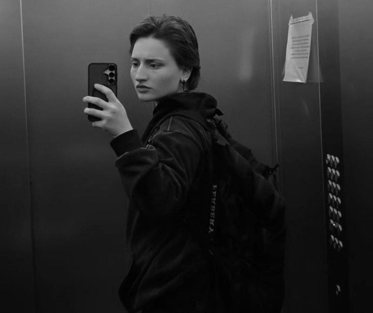 В Ереване найдено тело 23 летней чеченки Айшат Баймурадовой пропавшей 17 октября о чем ранее сообщали правозащитники 19 октября в полицию Армении поступило сообщение об обнаружении женского тела в съемной квартире на улице Демирчяна Прибывшая оперативная группа установила что погибшая Айшат Баймурадова Назначены экспертизы обстоятельства выясняются ведется предварительное расследование сообщили в полиции По информации Осторожно новости со ссылкой на знакомых девушки Айшат покинула Россию спасаясь от домашнего насилия Правозащитники отмечают что перед исчезновением она встречалась с подругой чьи соцсети просматривают люди связанные с окружением Кадырова Новости Дня