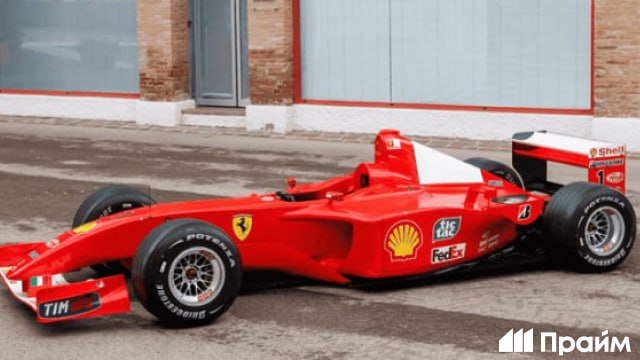 Болид Шумахера продали на аукционе Ferrari F2001 семикратного победителя "Формулы-1" Михаэля Шумахера, на которой он выиграл Гран-при чемпионата 2001 года, ушла с молотка за 18,17 миллионов долларов на торгах компании RM Sotheby s. Болид стал самым дорогим автомобилем гонщика, когда-либо проданным на аукционе.