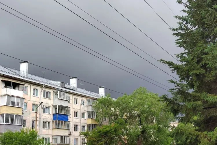 Ливни с грозами во второй половине недели подберутся к Приамурью Синоптики Приамурья сообщили об ожидаемом циклоне. Он похозяйничает в регионе во второй половине недели. Между тем, завершится она без осадков, а воздух максимально прогреется до +29 °С, сообщила в эфире ГТРК «Амур» и на сайте «Вести – Амурская область» специалист Амурского гидрометцентра Елена Печкина. Циклон, влиявший на погоду во второй половине прошлой недели с пятницы по воскресенье , покинул Амурскую область и сосредоточился в северной части Сахалина. Вслед за ним в регион вторгся холодный полярный воздух, и среднесуточная температура упала в среднем на три градуса. Продолжение