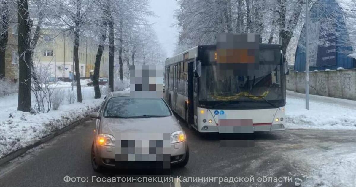 В Калининграде на Павлика Морозова автобус столкнулся с легковушкой движение заблокировано В Калининграде рейсовый автобус столкнулся с легковым автомобилем Nissan Об этом сообщает региональная Госавтоинспекция По оперативной информации инцидент произошёл в четверг 8 января около 10 10 на ул Павлика Морозова Nissan осуществлял перестроение и столкнулся с автобусом В результате столкновения в салоне автобуса упала пассажирка 1984 года рождения  На месте ДТП работают сотрудники Госавтоинспекции выясняются обстоятельства произошедшего Как сообщили в Центре организации движения и пассажирских перевозок Калининграда в связи с аварией движение общественного транспорта на ул Павлика Морозова в направлении центра города заблокировано Автобусы маршрутов 7 10 11 16 19 21 29 34 39 40 63 72 87 временно следуют по ул Минусинской ул Коммунистической и далее по действующим схемам движения отметили в ведомстве
