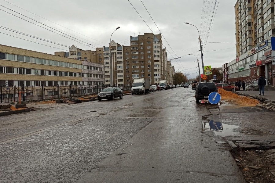 На улицы в южной части Тамбова хлынула горячая вода  ЧР произошло на пересечении улиц Советской и Пионерской.  Как стало известно, на теплосети у дома 20/7 по улице Советской произошла авария. Вытекание горячей воды на поверхность было оперативно устранено.  Сейчас на месте происшествия работают специалисты МУП "Тамбовтеплосервис". Теплоноситель продолжают подавать в многоквартирные дома, но в одном из близстоящих зданий отопление отключат на время проведения работ.       ИА "Онлайн Тамбов.ру"