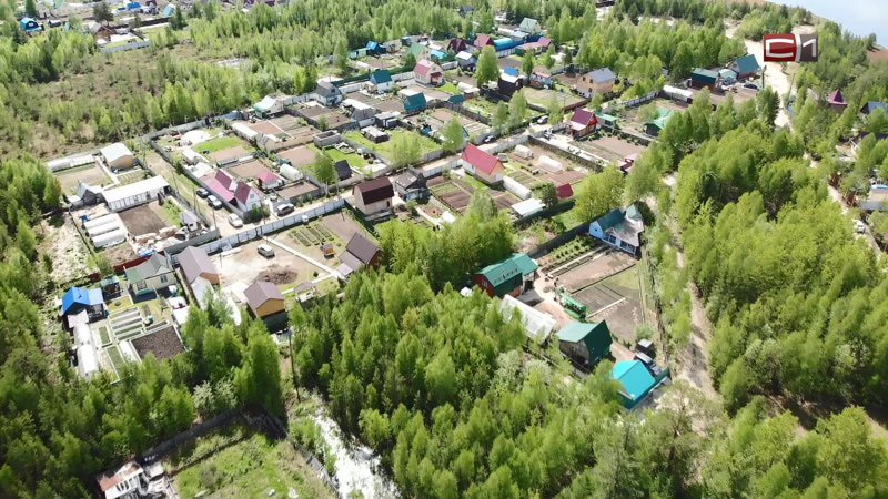 В этом году маткапитал помог решить квартирный вопрос 3 тысячам югорских семей  Такие данные приводит окружное представительство Социального фонда России за прошедшее полугодие. В этом году суммы следующие: почти 700 тысяч рублей — на первого ребенка, и более 900 тысяч — на второго. При существующей ситуации на рынке ипотечных займов это неплохое подспорье.   Тем не менее, на приобретение недвижимости решается куда меньшее количество жителей региона. Для сравнения, в 2023 году этой мерой поддержки воспользовалось 10 тысяч семей.    Есть и нововведения, которые начали действовать в этом году. Они касаются покупки или получения компенсации расходов на частный дом. Для того, чтобы им воспользоваться, семье необходимо предоставить в фонд заключение о том, что строение пригодно для проживания.  Документ выдают местные власти, он действует год.    Подписаться   Прислать новость