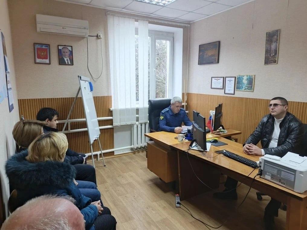 Представителем прокуратуры проведена лекция в сфере исполнения законодательства о противодействии коррупции Накануне работником Новотроицкой межрайонной прокуратуры в коллективе ГАУ Херсонской области Новотроицкое лесоохотничье хозяйство проведена лекция на тему Профилактика правонарушений и преступлений коррупционной направленности в деятельности государственных и муниципальных учреждений В ходе лекции слушателям приведена статистика о состоянии законности в анализируемой сфере на территории Новотроицкого муниципального округа указано на необходимость разработки и утверждения соответствующих локальных нормативных актов с целью формирования единого подхода к обеспечению работы по предупреждению и противодействию коррупции в организациях независимо от их форм собственности Особое внимание было уделено разъяснению положений антикоррупционного законодательства при принятии на работу бывших государственных служащих а также в сфере закупок товаров работ услуг для обеспечения государственных и муниципальных нужд