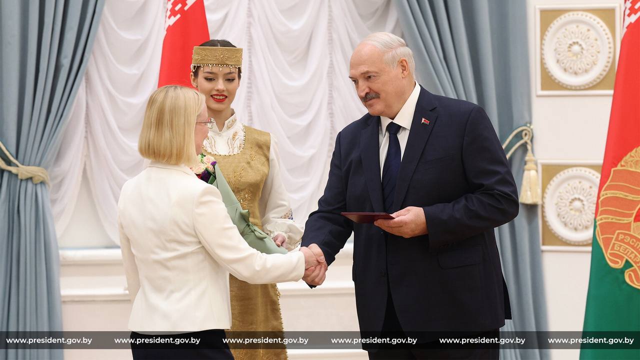 Президент Беларуси Александр Лукашенко 22 января вручил дипломы доктора наук и аттестаты профессора научным и научно педагогическим работникам Главная особенность нашего времени беспрецедентное количество новаций Меняется все парадигмы технологии темы развития влево вправо вперед назад ускорились Да и мы сами люди меняемся Стремительно трансформируются идеологический и геополитический ландшафты сказал Александр Лукашенко На наших глазах набирает скорость новый этап так называемой цифровой революции