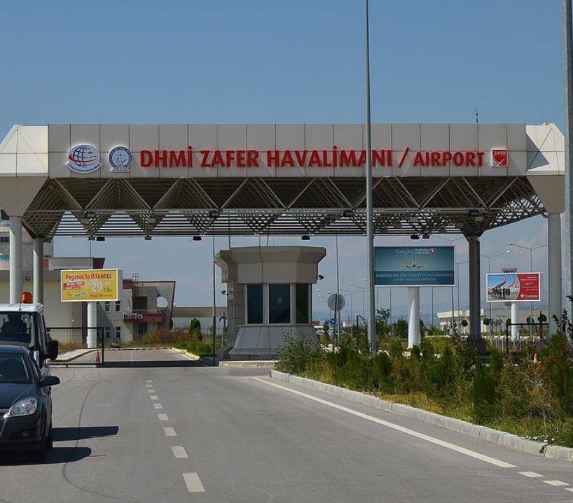Подрядчику аэропорта Зафер построенного в 2012 году за 50 миллионов евро выплачена сумма достигшая 85 миллионов евро по состоянию на октябрь 2025 года из за гарантии пассажиропотока которая не была выполнена BirGün Мустафа Бильдирчин