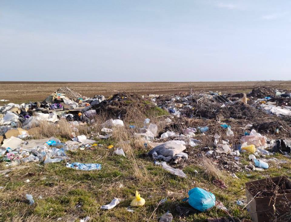 В селе Астраханка прошел субботник, направленный на ликвидацию несанкционированной свалки.   В уборке территории приняли активное участие местные фермеры. Совместными усилиями удалось очистить значительную часть территории от мусора.  Подписывайтесь на "Мелитопольский район"