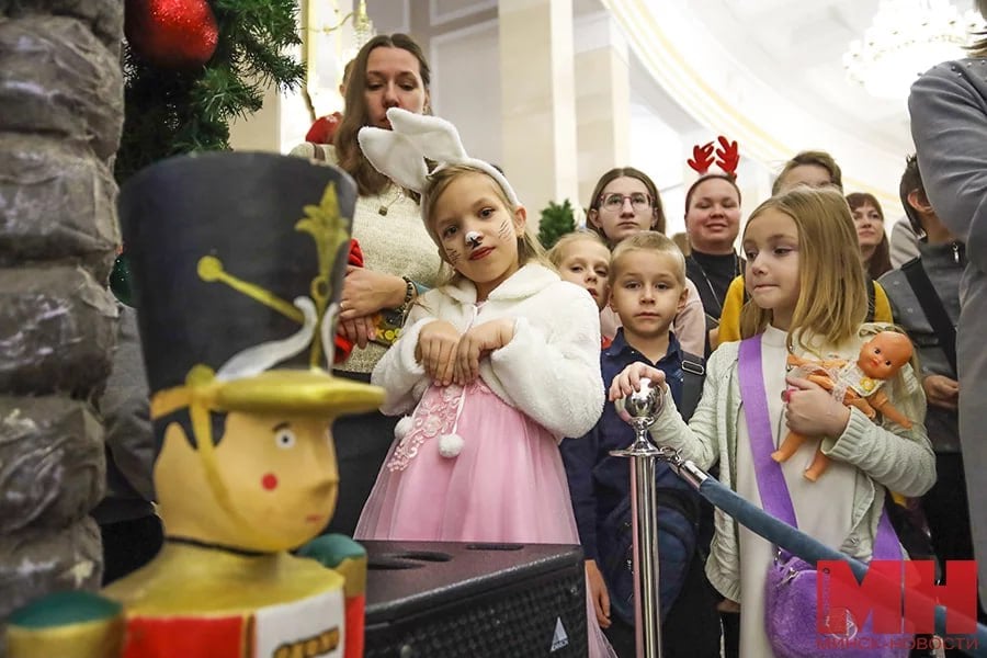 Победителей конкурса «Новогодняя театральная игрушка» назвали в Большом театре.  Конкурс проходит в 11-й раз. В этом году фойе украсили 195 поделок на театральную тематику.   В номинации «Лучшая детская игрушка» Гран-при получила Виолетта Реут за композицию «Балет «Щелкунчик».  В номинации «Лучшая семейная игрушка» обладателем Гран-при стала семья Амброжевичей с игрушкой «Подарок для Мари».  «Минск-Новости» MINSKNEWS.BY Telegram Viber FB  VK Inst TikTok  YouTube