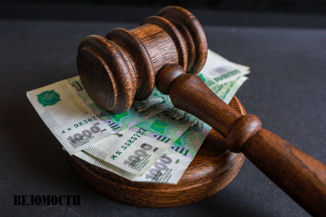 Суд оштрафовал фигуранта первого в России дела о поиске экстремистского контента Мировой суд города Каменска Уральского в Свердловской области назначил штраф в 3 тыс рублей 20 летнему местному жителю Сергею Глухих он признан виновным по ст 13 53 Административного кодекса РФ сообщает пресс служба судов региона Согласно протоколу молодой человек в сентябре этого года находясь в автобусе со своего телефона получил доступ к экстремистским материалам По словам представителя обвиняемого которые приводит Интерфакс административное дело было заведено из за поиска его подзащитным картинок значков и шевронов батальона признанного экстремистским Обвиняемый вину не признает из за отсутствия умысла на поиск запрещенных материалов отмечает агентство Telegram Max