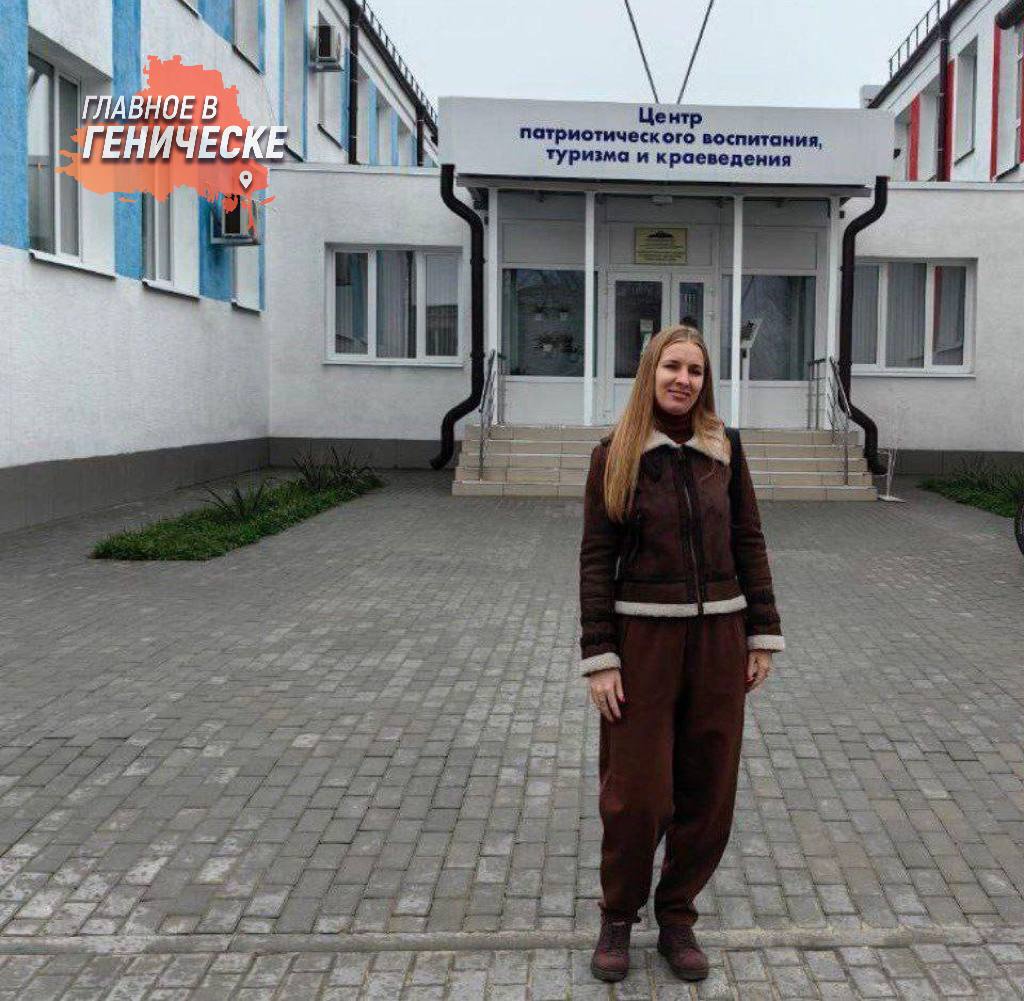 В Северодонецке состоялась встреча работников музеев направленная на обмен опытом и планирование сотрудничества Валентина Ганощенко из Херсонского областного краеведческого музея представила отчет о работе и успехах музея в 2025 году подчеркнув важность сохранения культурного наследия Херсонщины В завершение встречи участники обсудили перспективы сотрудничества подготовив договор о долгосрочном партнерстве и проекты на следующий год