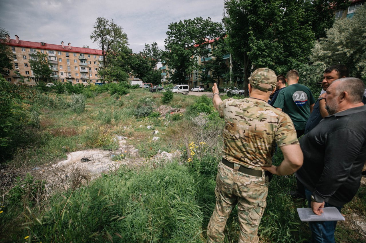 Провел очередной объезд городских территорий. Вместе со специалистами сферы жилищно-коммунального хозяйства во всех районах города проинспектировал локации по обращениям жителей. В Приморском и Ильичевском районах на трех разных адресах одинаковая проблема. После демонтажа разрушенных многоквартирных домов остались котлованы. Они представляют угрозу безопасности жителей и одновременно провоцируют несознательных горожан на сброс в ямы бытового и строительного мусора. Поручил Управлению ЖКХ оперативно выяснить вошли ли эти адреса в федеральную программу благоустройства дворов. Возможно, с этим помогут спонсоры или регионы-шефы. В Орджоникидзевском районе жильцы многоквартирных домов №133 и 135 по проспекту Победы также обратили внимание на состояние внутридворовой территории. Здесь по программе благоустройства дворов подрядная организация больше месяца назад сняла верхний слой дорожного покрытия, демонтировала бортовой камень и приостановила работы. Это создало серьезные неудобства как жильцам домов, так и коммунальщикам. Вместе с представителем генподрядчика рассмотрим этот вопрос на ближайшем штабе по восстановлению. В Жовтневом районе на так называемом «Арбате» специалисты «Мариупольгорсвета» заменили все фонари освещения, отремонтировали детскую игровую площадку. Теперь работы по благоустройству завершат сотрудники «Зеленстроя». Они проведут покос травы, покрасят лавочки и качели. Тем временем в микрорайоне «Невский» представители филиала «Мариупольское ПУВКХ» ГУП ДНР «Вода Донбасса» приступили к устранению проблемы течи канализации. Здесь аварийная ситуация сложилась по причине выхода из строя нескольких единиц оборудования на локальной канализационно-насосной станции. Пока специалисты устанавливают новые насосы, вопрос решается регулярной откачкой стоков в автобочки. На предприятии говорят, что ремонт КНС продлится не больше недели.