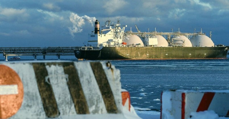 Польша является самым крупным импортером российского сжиженного газа среди других государств Евросоюза По информации Польской организации сжиженного газа POGP , в 2023 году в Польшу из РФ поступило 1,2 миллиона тонн сжиженного газа, что составило 45,8% всех поставок этого сырья в страну. С января по октябрь 2024 года расходы Польши на покупку российского сжиженного газа составили около 2 миллиарда злотых примерно 500 миллиона долларов . Поставки российского газа продолжаются, несмотря на введенный в декабре 2024 года запрет на импорт газа из России. Это происходит из-за того, что запрет не распространяется на фракции сжиженного газа, которые используются в нефтехимической промышленности. В Польше их смешивают с пропаном и продают потребителям на АЗС.