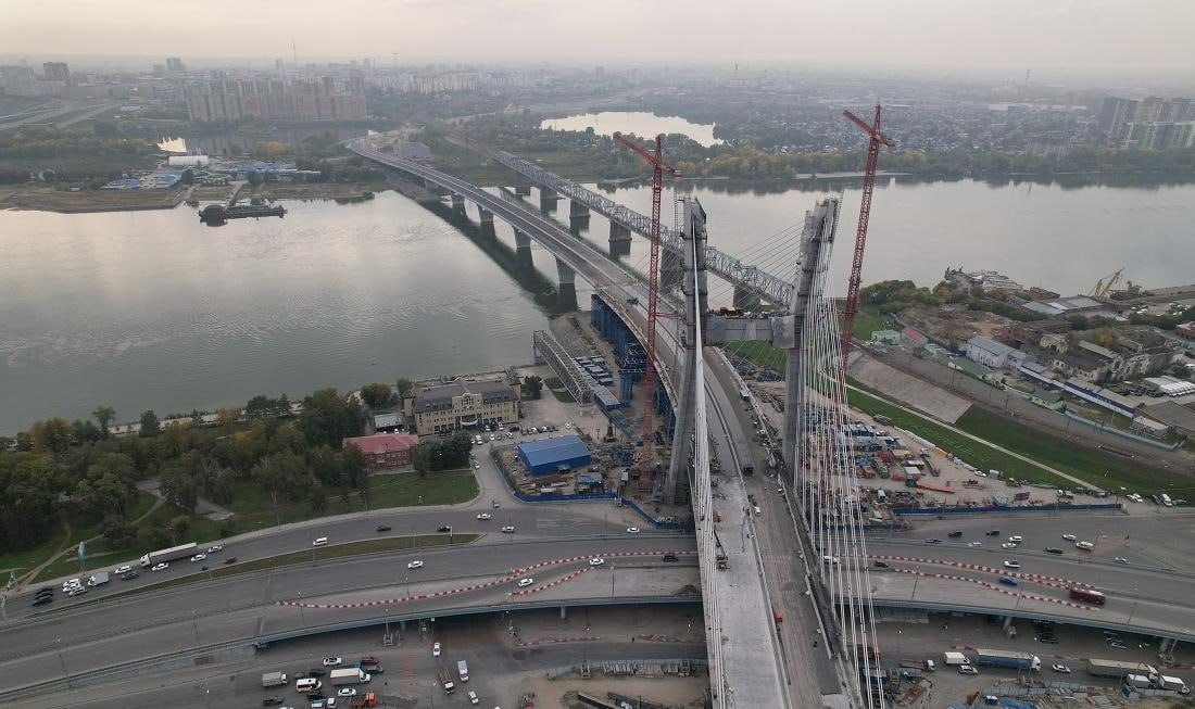 2,8 млрд рублей выделили Новосибирску на завершение четвёртого моста Новосибирская область получит из федерального бюджета 2,8 миллиарда рублей на завершение строительства четвёртого моста через Обь в мегаполисе. Об этом сообщил депутат Александр Жуков. Решение о выделении региону дополнительных средств было принято трёхсторонней комиссией по вопросам межбюджетных отношений. Трансферты предусмотрены проектом федерального закона о внесении изменений в бюджет на 2025 год и плановый период 2026 и 2027 годов. «Новосибирской области дополнительно направляется почти 3 миллиарда рублей. Из них 2,8 миллиарда рублей на завершение реализации строительства мостового перехода через реку Обь», — сообщил депутат Александр Жуков.
