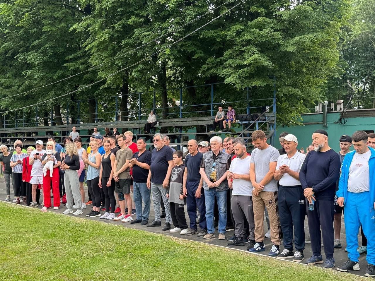 В прошедшие выходные на стадионе спортивной школы «Химик» прошли соревнования в комплексе ГТО в рамках X городской межнациональной Спартакиады «Дружим народами», в которых приняли участие 7 команд национальных диаспор и общественных организаций. По итогам соревнований победителями своих возрастных группах стали: в личном первенстве: среди мужчин: Давудмагомед Курбанов Горец ; Шамиль Шаранудинов Горец ; Арсен Алиев Дум ; Игорь Плаксин Волна ; Александр Гавердовский Волна . среди женщин: Ирина Фролова Волна ; Антонина Слепушкина Волна ; Екатерина Мосолкова Волна ; Елена Алешина Маккаби ; Наталья Мисюрева Волна . В командном первенстве призовые места распределились таким образом: 1 место – Волна; 2 место – Дум; 3 место – Горец. В рамках X городской межнациональной Спартакиады «Дружим народами» 12 июня в 10.30 на стадионе спортивной школы «Химик» состоится турнир по мини-футболу «Мяч добра», посвященный Дню России.